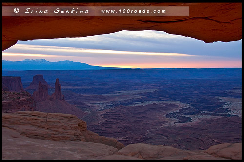 Арка Меса, Mesa Arch, район Остров в небе, Island in the Sky District, Национальный парк Каньонлэндс, Canyonlands National Park, Юта, Utah, США, USA, Америка, America