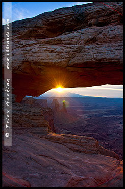 Арка Меса, Mesa Arch, район Остров в небе, Island in the Sky District, Национальный парк Каньонлэндс, Canyonlands National Park, Юта, Utah, США, USA, Америка, America