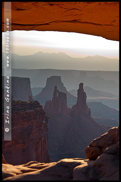 Арка Меса, Mesa Arch, район Остров в небе, Island in the Sky District, Национальный парк Каньонлэндс, Canyonlands National Park, Юта, Utah, США, USA, Америка, America