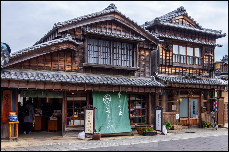 Улочка Окагэ-ёкотё (Okage Yokocho / おかげ横丁) раона Охараи-мати (Oharai-machi / おはらい町), Исе (伊勢 / Ise), Япония