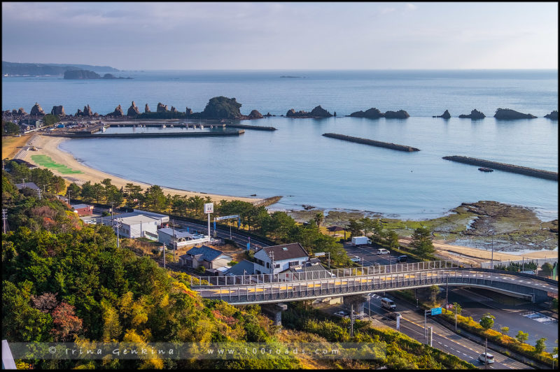 Вид из окна отеля на Хашикуи-ива (Hashikuiiwa Rocks /橋杭岩), Кусимото (Kushimoto / 串本町), полуостров Кии (紀伊半島), Япония