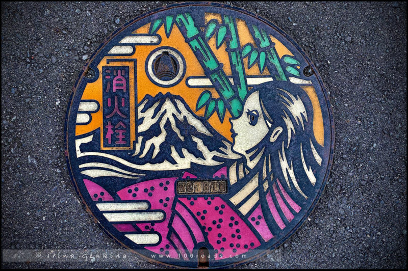 Крышка люка в городке Fujikawa, дорога к видам Фудзи, Япония (Japan)