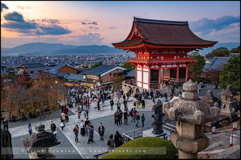 Вид на закат, Киото и 
Ворота храма Киёмидзу (Kiyomizu-dera/清水寺) – Ниомон (Nio-Mon/仁王門)